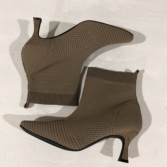 C Comfort Est 1946 Tan Suede Perforated Blocked Toe Sock Booties - Size 10 - Picture 6 of 8